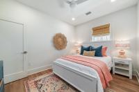 The Hangout House Relaxed 4BR Luxury, 3 King Suites, Walk to Beach, Pet Friendly客房内的一张或多张床位