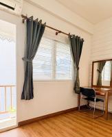 Les Fleurs Bangkok Hostel的电视和&#47;或娱乐中心