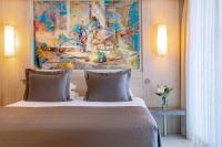 拉瑞Concorde De Luxe Resort Lara Antalya- Prive Ultra All Inclusive的卧室里有一张床，墙上挂着一幅画