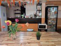 阿姆斯特丹Onefam Amstel的一家商店，木地板上放着一瓶鲜花