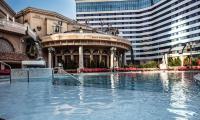 Peppermill Resort Spa Casino内部或周边的泳池