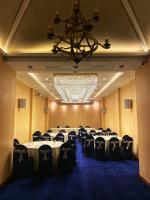 科伦坡Fairway Colombo - Sri Lanka&#39;s First Hotel With Robot Technology的一间会议室,配有桌椅和吊灯