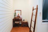 曼谷Les Fleurs Bangkok Hostel的更衣室配有书桌和镜子