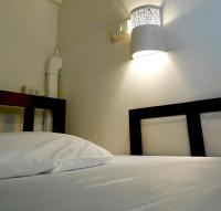 Les Fleurs Bangkok Hostel客房内的一张或多张床位