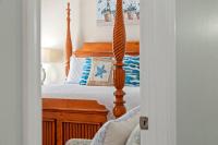 Sweet &#39;N Salty Private Gated Beach Heated Pool客房内的一张或多张床位
