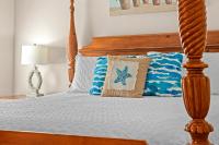 Sweet &#39;N Salty Private Gated Beach Heated Pool客房内的一张或多张床位