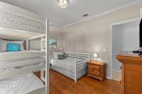 Sweet &#39;N Salty Private Gated Beach Heated Pool客房内的一张或多张床位