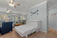 Sweet &#39;N Salty Private Gated Beach Heated Pool客房内的一张或多张床位