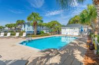 Sweet &#39;N Salty Private Gated Beach Heated Pool内部或周边的泳池