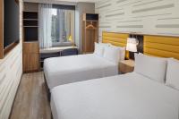 Hampton Inn by Hilton New York Times Square客房内的一张或多张床位