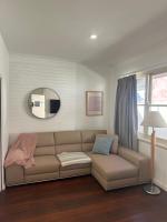 Villa in Nedlands, Venice的休息区