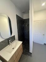 Villa in Nedlands, Venice的一间浴室