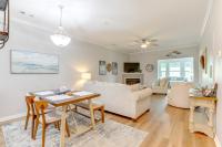 默特尔比奇Less Than 2 Mi to Beach Savannah Shores Resort Condo!的带桌子和沙发的客厅