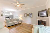 默特尔比奇Less Than 2 Mi to Beach Savannah Shores Resort Condo!的带沙发和壁炉的客厅