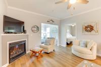 默特尔比奇Less Than 2 Mi to Beach Savannah Shores Resort Condo!的有两把椅子和一个壁炉的客厅