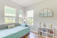 默特尔比奇Less Than 2 Mi to Beach Savannah Shores Resort Condo!的带一张床和两扇窗户的卧室