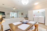 Less Than 2 Mi to Beach Savannah Shores Resort Condo!的厨房或小厨房