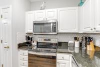 Less Than 2 Mi to Beach Savannah Shores Resort Condo!的厨房或小厨房
