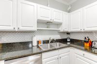 Less Than 2 Mi to Beach Savannah Shores Resort Condo!的厨房或小厨房