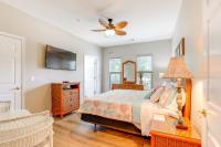 Less Than 2 Mi to Beach Savannah Shores Resort Condo!客房内的一张或多张床位