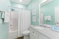 Less Than 2 Mi to Beach Savannah Shores Resort Condo!的一间浴室