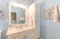 Less Than 2 Mi to Beach Savannah Shores Resort Condo!的一间浴室