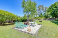 Less Than 2 Mi to Beach Savannah Shores Resort Condo!外面的花园