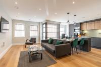 雷丁Bond House by Celador Apartments的客厅以及带沙发和桌子的厨房。