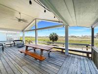 Bungalow by the Bay with FREE ACTIVITIES的阳台或露台