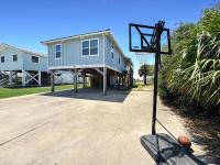 格尔夫海岸Bungalow by the Bay with FREE ACTIVITIES的房屋前的篮球架