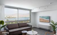 埃拉特Luxury Apartments And Studios At Sea Side By Rently的带沙发和大窗户的客厅
