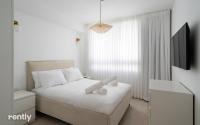 Luxury Apartments And Studios At Sea Side By Rently客房内的一张或多张床位