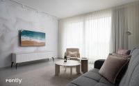 埃拉特Luxury Apartments And Studios At Sea Side By Rently的带沙发和桌子的客厅