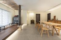 首尔Boro Hanok Hostel in Myeongdong的有桌子和椅子的餐厅