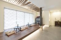 首尔Boro Hanok Hostel in Myeongdong的客厅设有两张桌子和大窗户