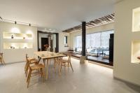 首尔Boro Hanok Hostel in Myeongdong的配有桌椅的厨房和餐厅
