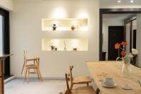 首尔Boro Hanok Hostel in Myeongdong的配有木桌椅的厨房和餐厅