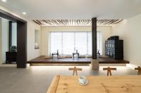 首尔Boro Hanok Hostel in Myeongdong的带桌子和大窗户的客厅