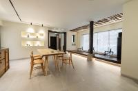 首尔Boro Hanok Hostel in Myeongdong的配有桌椅的厨房和餐厅