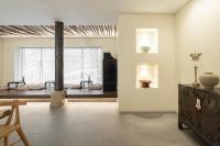 首尔Boro Hanok Hostel in Myeongdong的带桌子和窗户的客厅