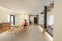 首尔Boro Hanok Hostel in Myeongdong的坐在厨房桌子上的人