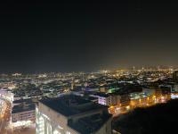 迪拜Garden Residence的夜晚带灯光的城市景观