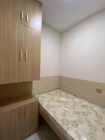 迪拜Garden Residence的小房间设有床和木柜