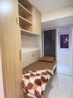 迪拜Garden Residence的一间带一张床和橱柜的小卧室