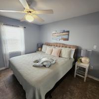 Condo in Gulf Shores King Suite客房内的一张或多张床位