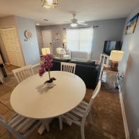 Condo in Gulf Shores King Suite的休息区