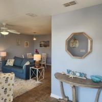 Condo in Gulf Shores King Suite的休息区