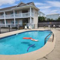 格尔夫海岸Condo in Gulf Shores King Suite的游泳池内提供玩具皮艇