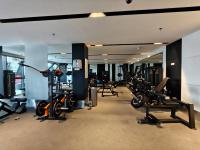 CaiCai Homes 1 BHK Nobles Tower Business Bay 5 min Drive to Dubai Mall的健身中心和&#47;或健身设施