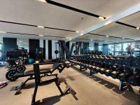 CaiCai Homes 1 BHK Nobles Tower Business Bay 5 min Drive to Dubai Mall的健身中心和&#47;或健身设施